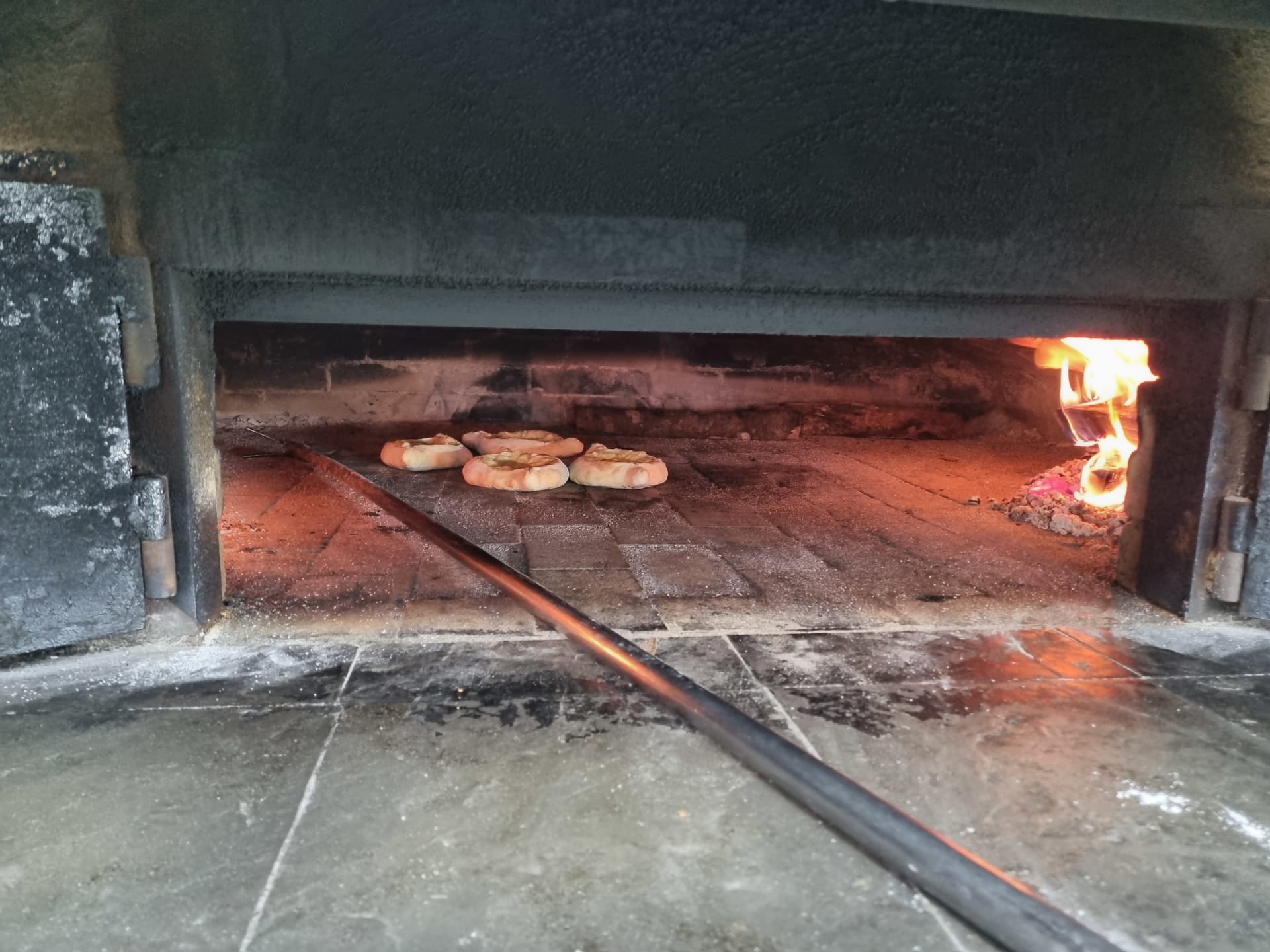 Chačapuri Gruzínci pečou v peci.