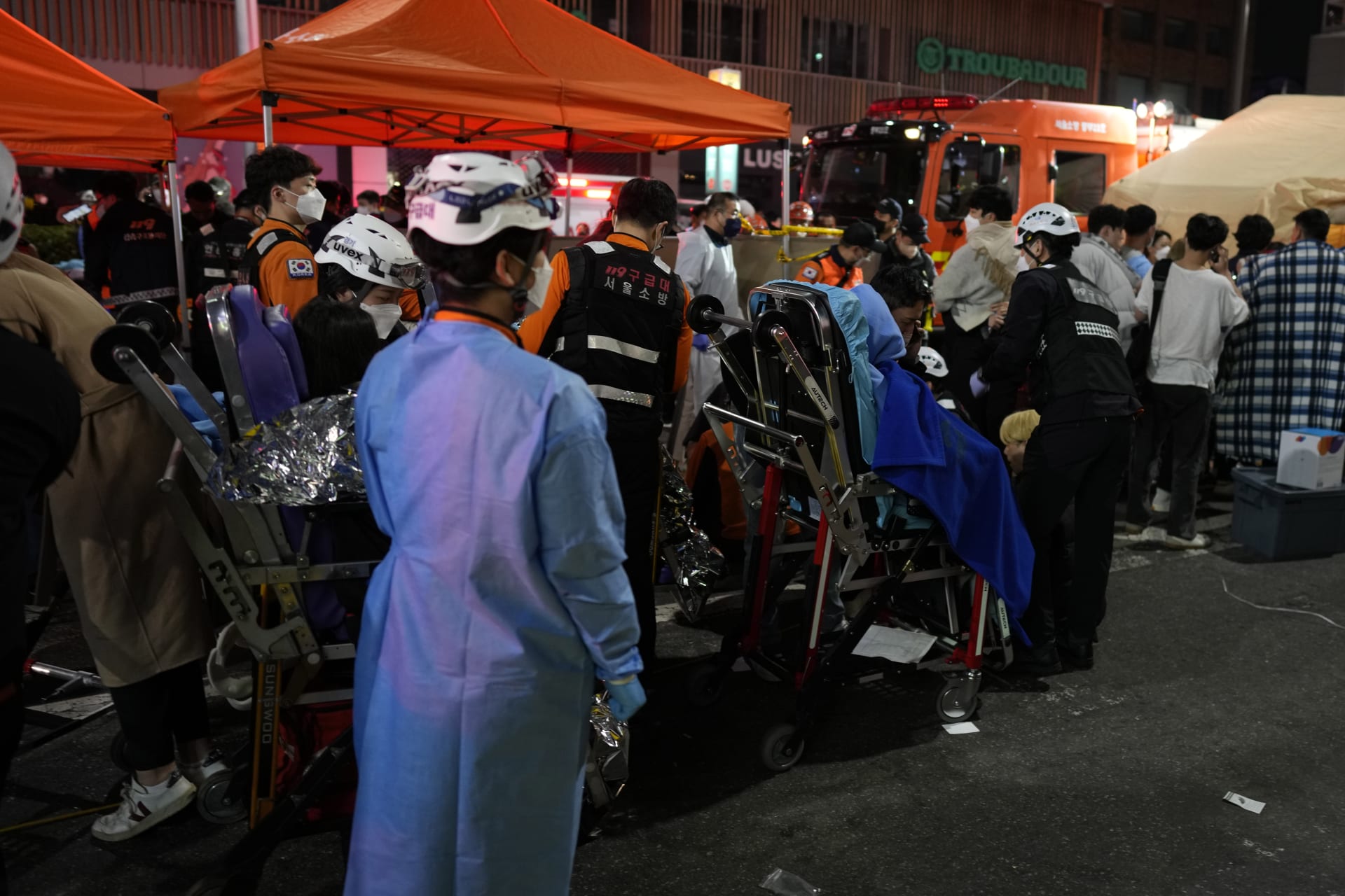 Nejméně 59 lidí zemřelo v tlačenici při oslavách Halloweenu v jihokorejském hlavním městě Soulu. 