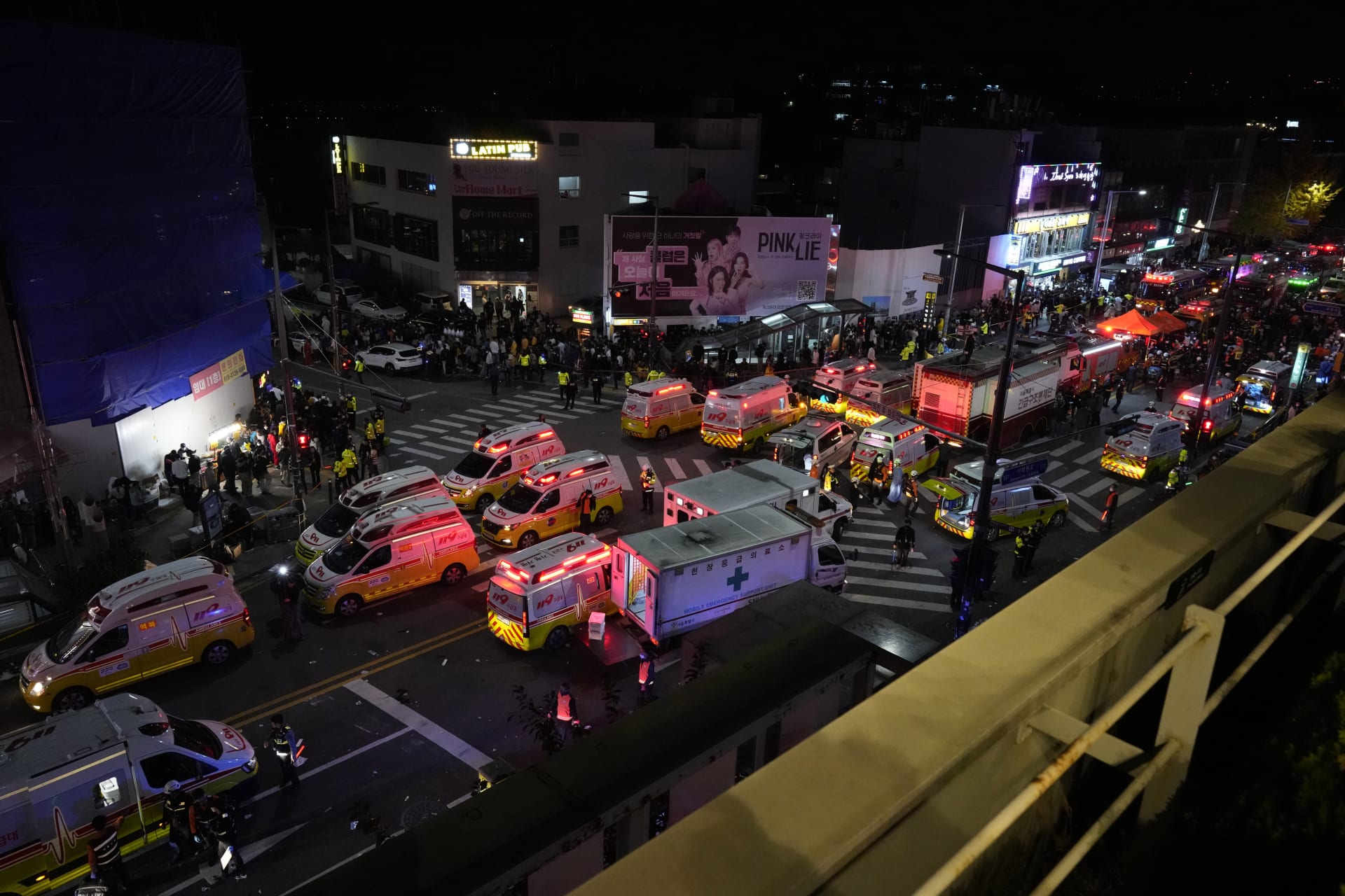 Nejméně 59 lidí zemřelo v tlačenici při oslavách Halloweenu v jihokorejském hlavním městě Soulu. 