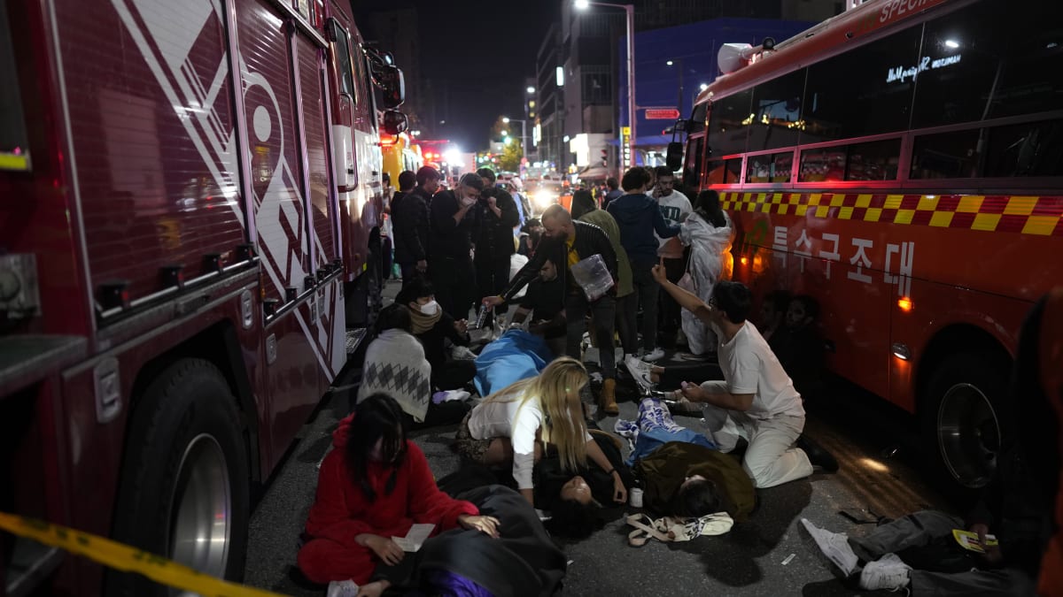 Přes 100 lidí zemřelo v tlačenici při oslavách Halloweenu v jihokorejském hlavním městě Soulu. 