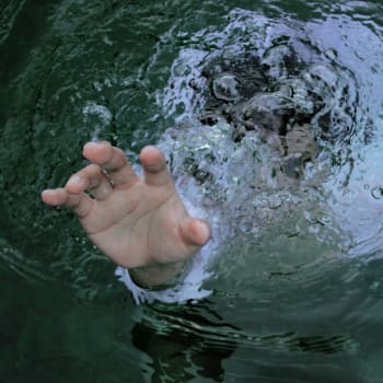 Dvouletý Peťko se utopil ve vodovodní šachtě. (Ilustrační foto)