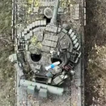 Ukrajinský dron shodil bombu skrz poklop ruského tanku.