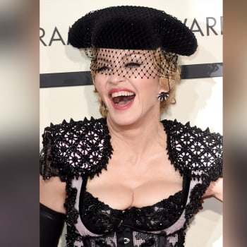 Madonna svým poprsím ráda provokuje