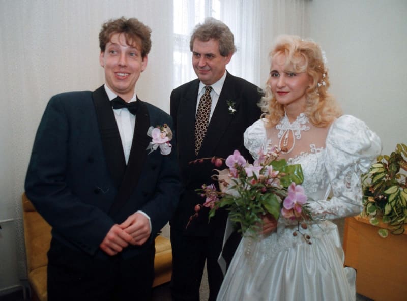 Na svatbě Stanislava Grosse a jeho ženy Šárky nechyběl Miloš Zeman.