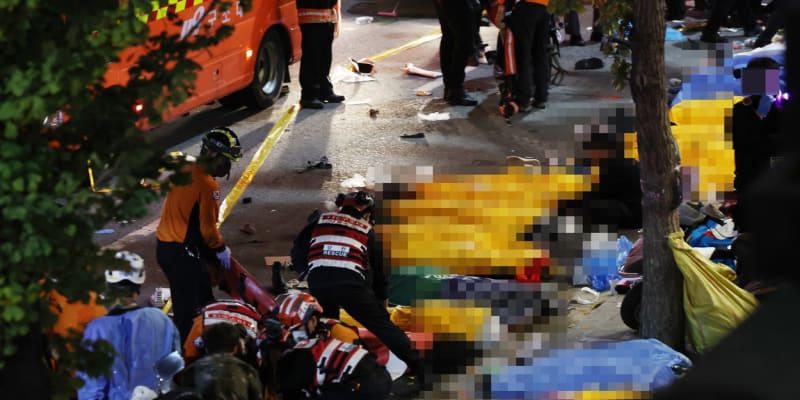 Nejméně 59 lidí zemřelo v tlačenici při oslavách Halloweenu v jihokorejském hlavním městě Soulu.