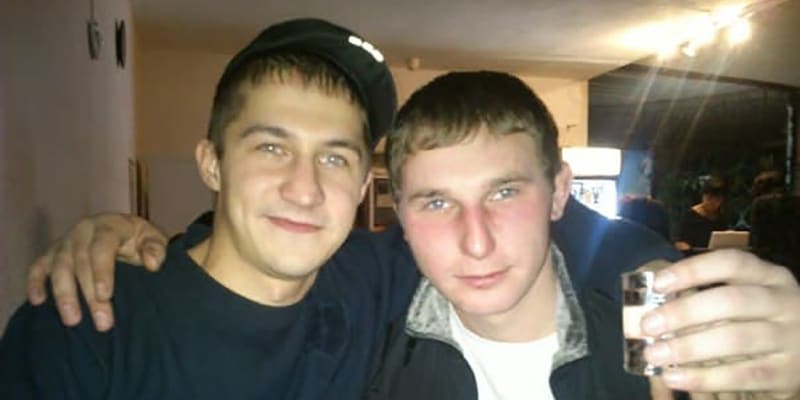 Mrtvý pedofil Oleg Svidorov (vlevo) a otec znásilněné dívky Vjačeslav Matrosov. (vpravo). Fotografie dokazuje, že oba muži bývali dobrými kamarády.