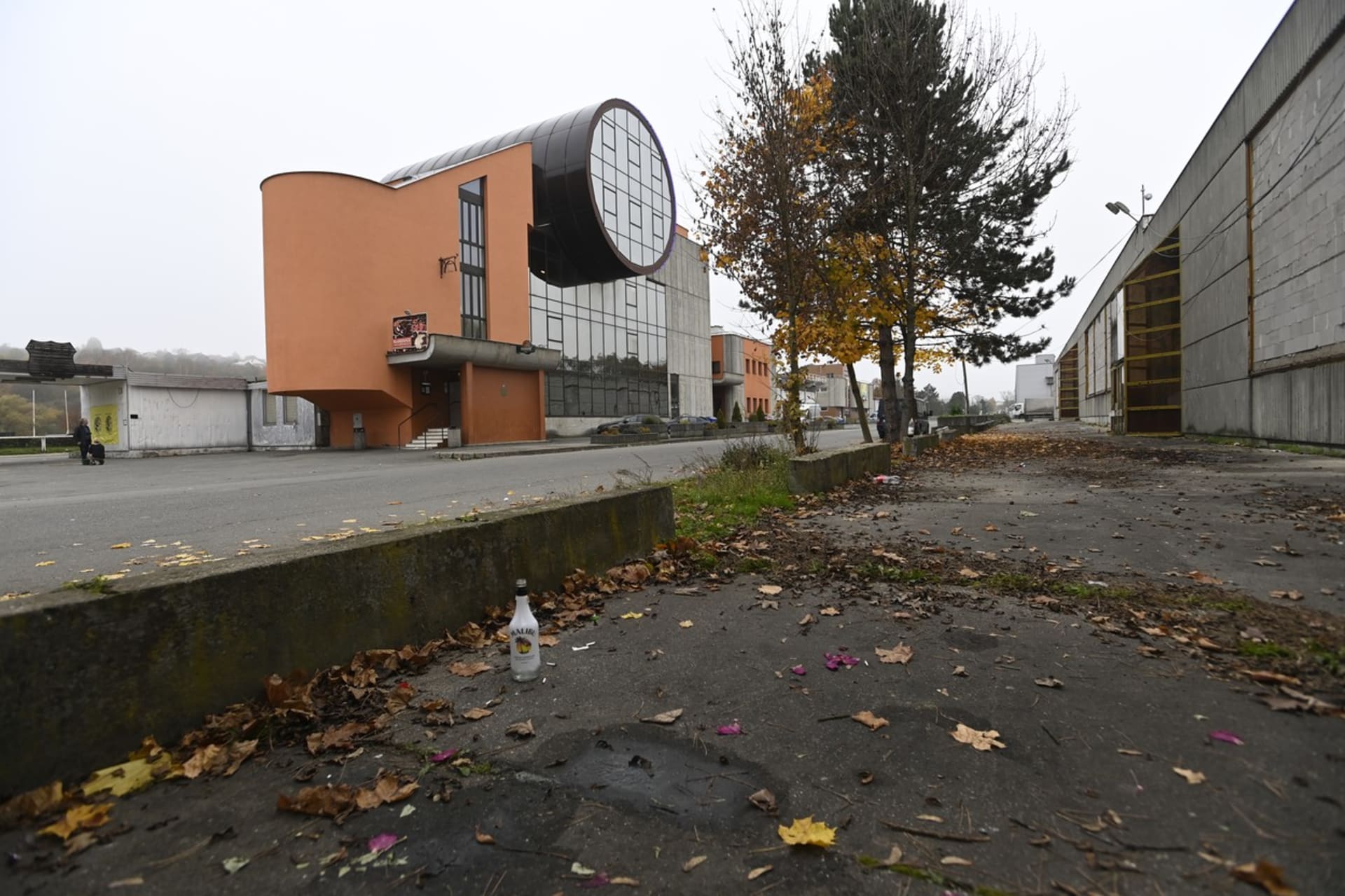 Na oslavě Halloweenu na diskotéce ve Slušovicích na Zlínsku (budova na snímku) se v noci na 30. října 2022 zranilo osm mladých lidí, z toho pět vážně.