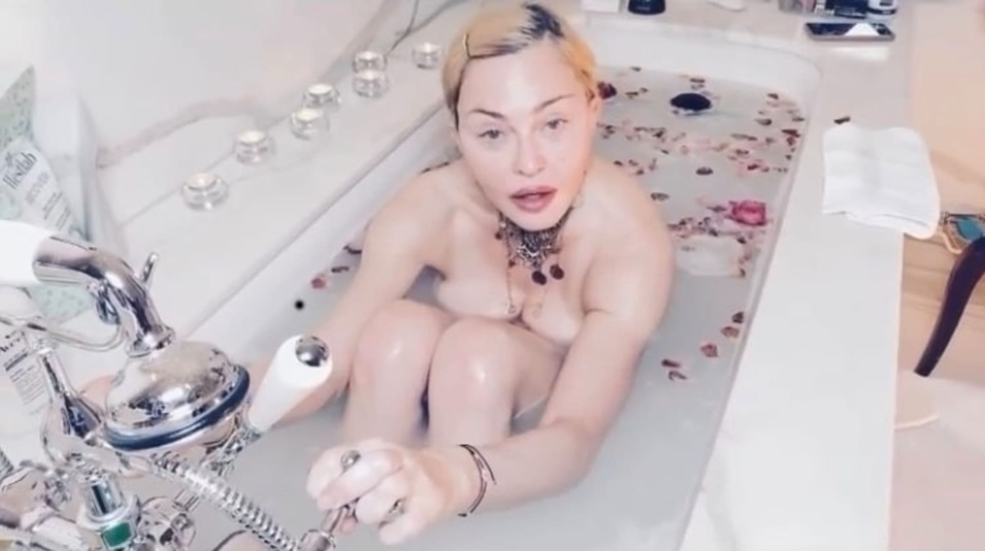 Ukázala se nahá i ve vaně.