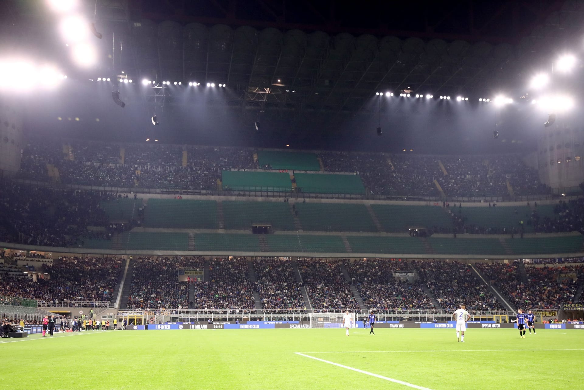 Fanoušci Interu Milán opustili při zápase se Sampdorií předčasně stadion kvůli smrti svého někdejšího kápa Vittoria Boiocchiho. 
