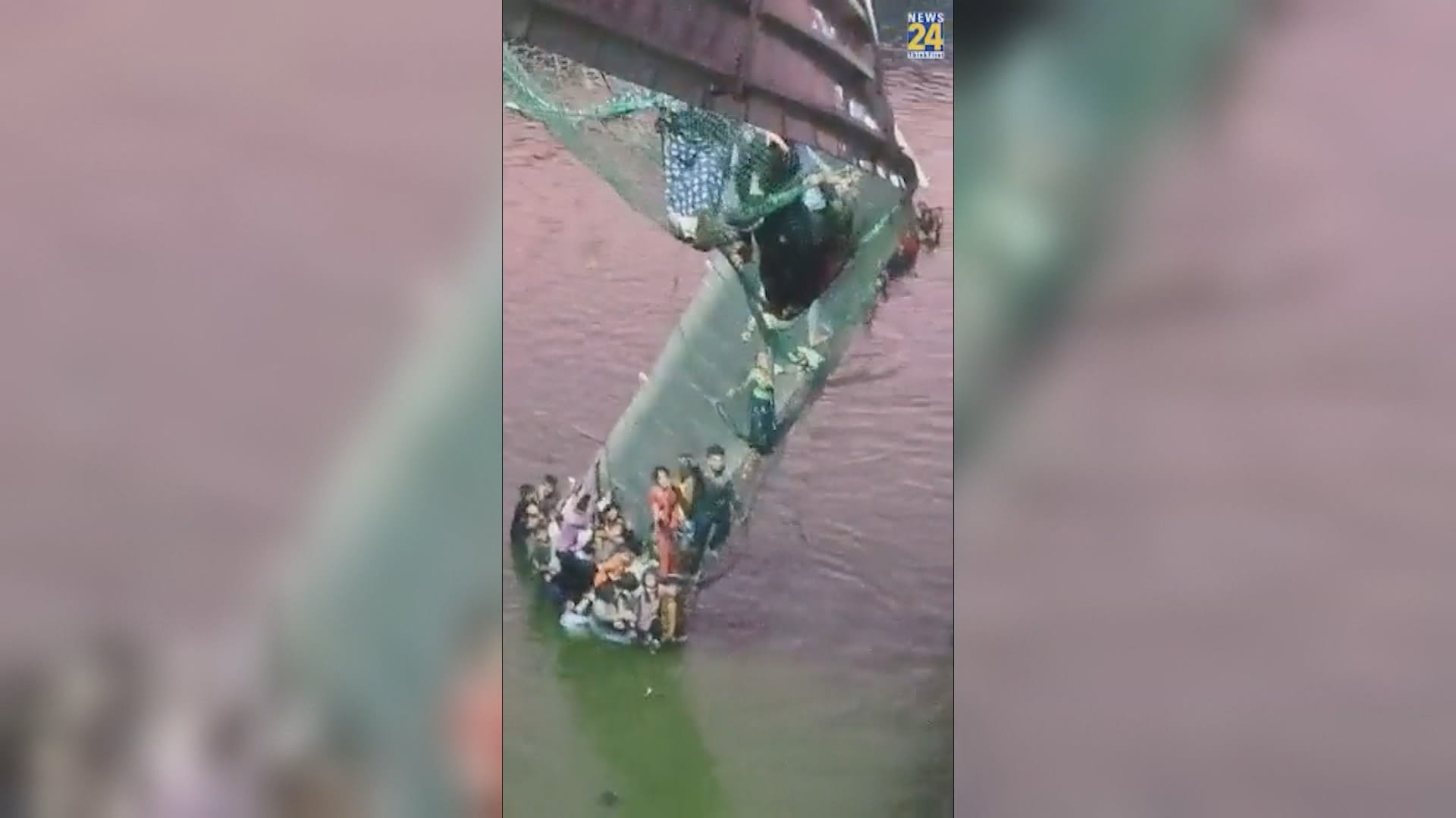 V Indii se zřítil visutý most, desítky lidí neštěstí nepřežily.