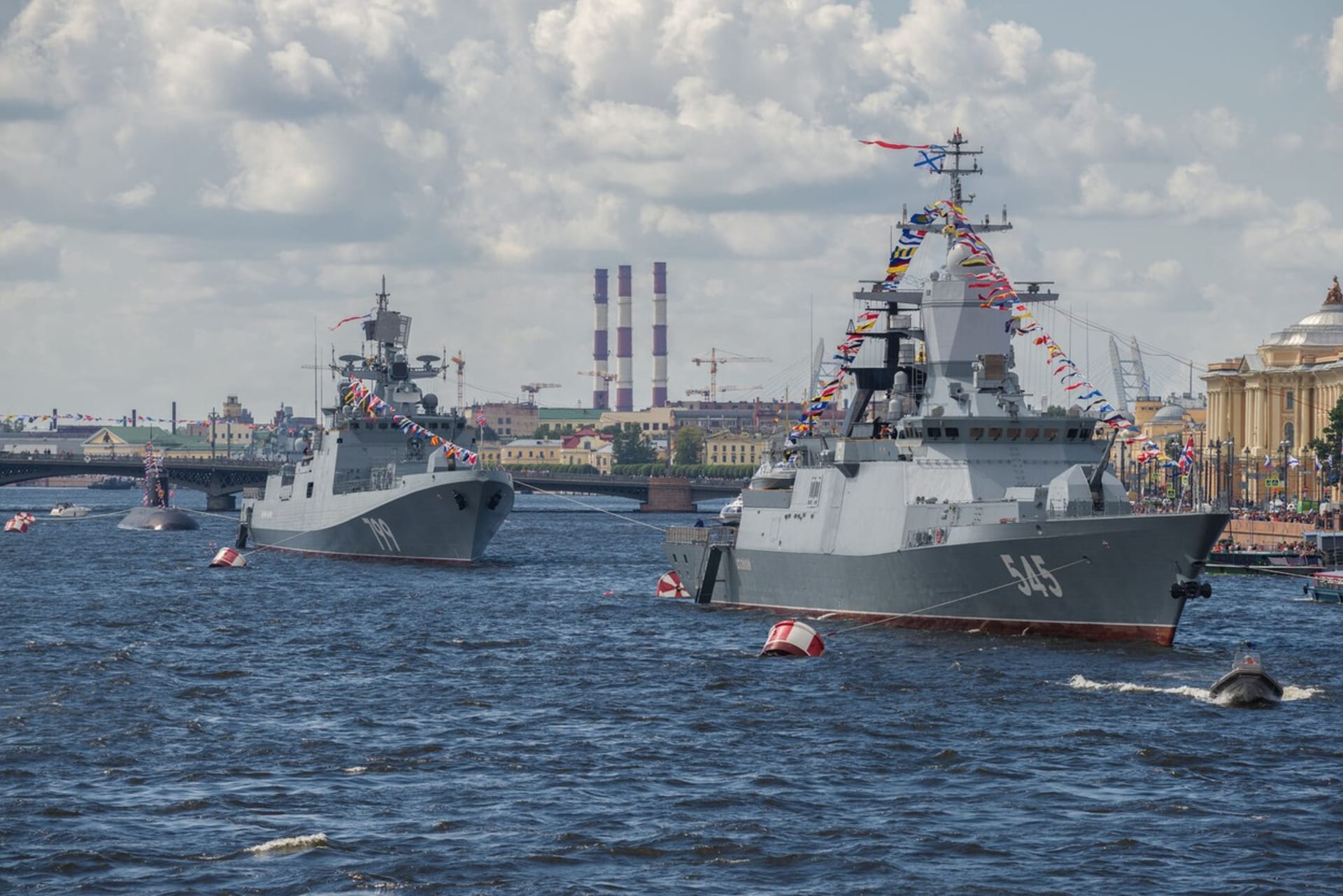 Ruská Černomořská flotila a její vlajková loď Admirál Makarov (v pozadí)