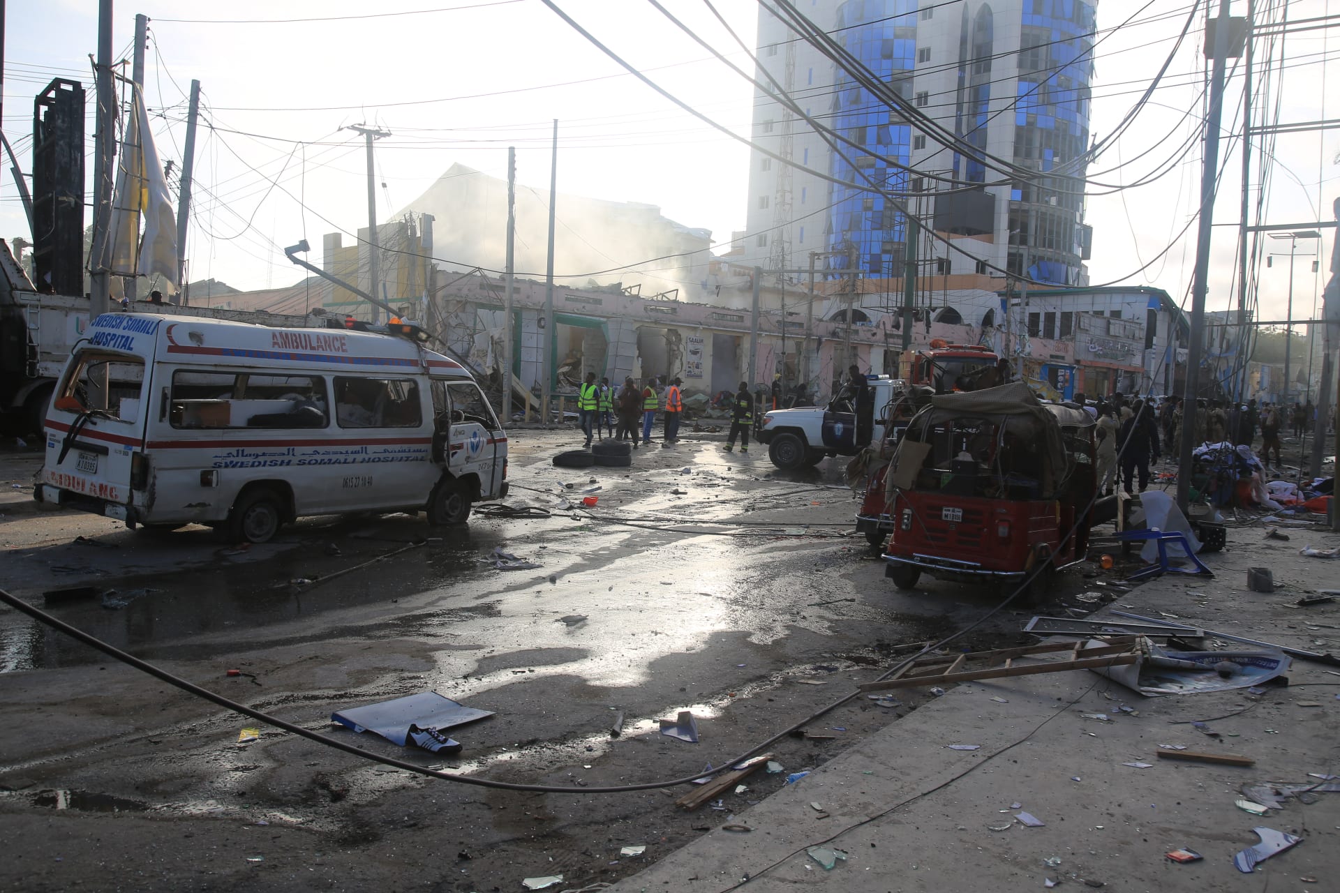 Sobotní výbuchy bomb v Somálsku podle prezidenta zabily nejméně 100 lidí. 