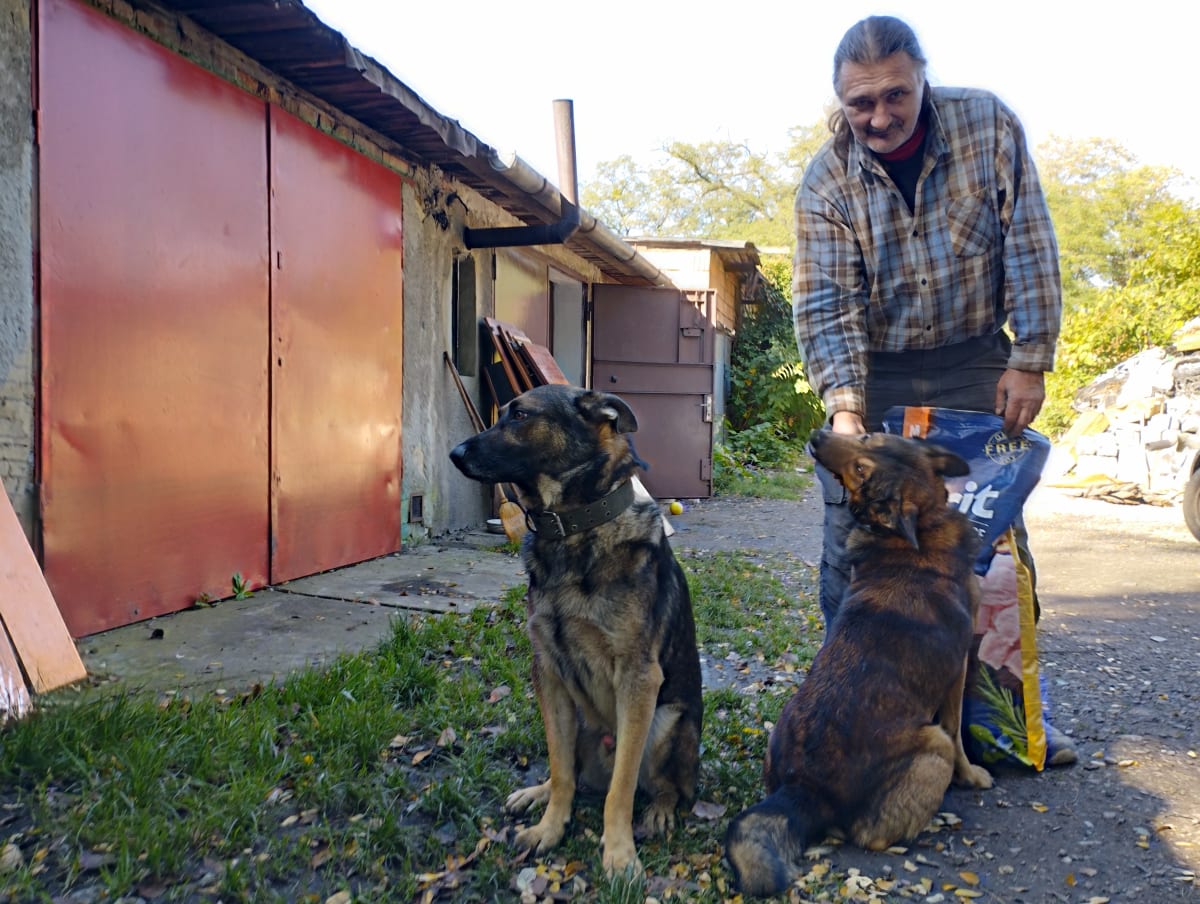 V garážovém slumu v Ostravě. Jiří Kokinda tu žije 18 let, stará se o psy Brita a Barryho.