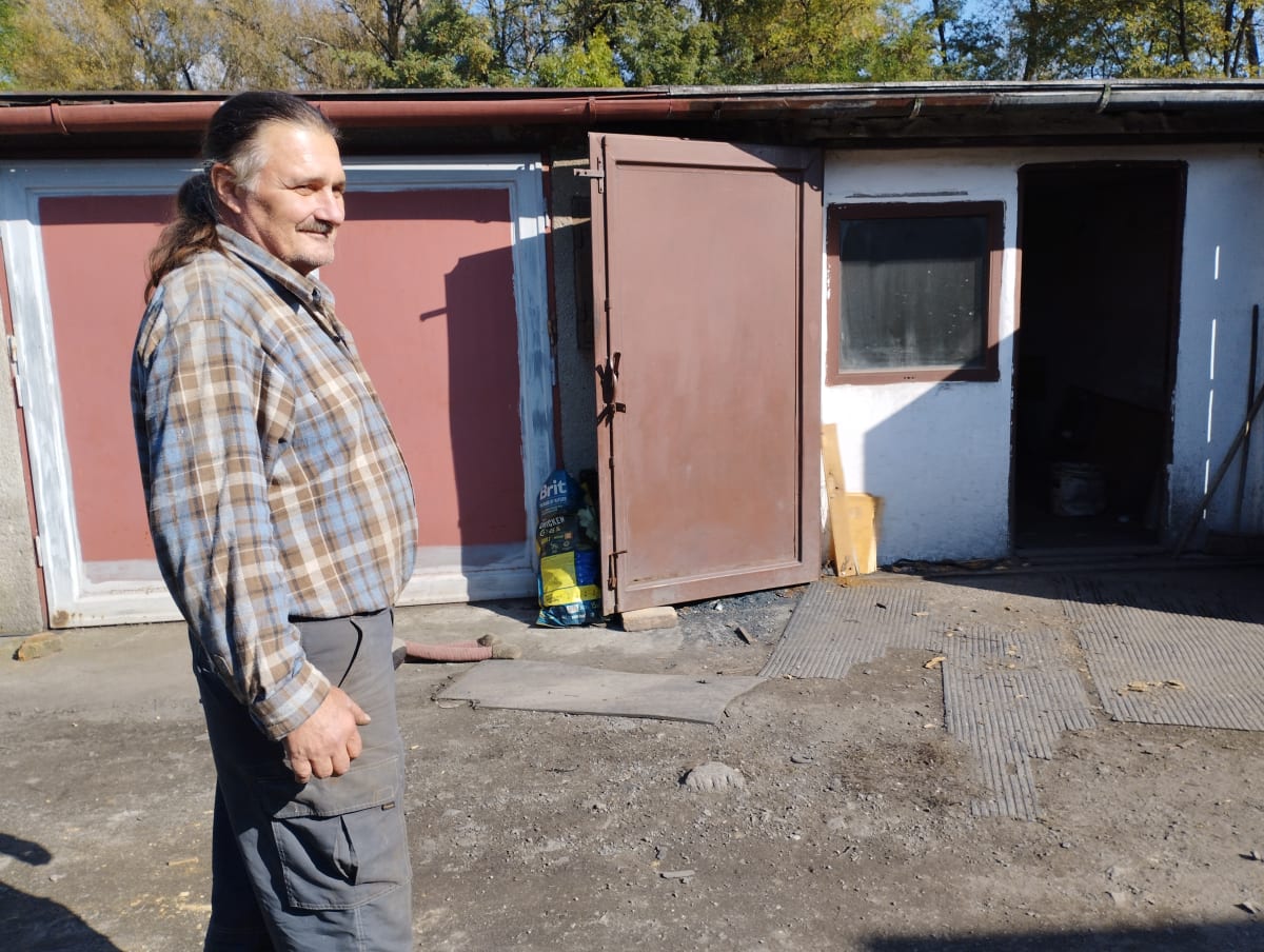 V garážovém slumu v Ostravě. Jiří Kokinda tu žije 18 let, stará se o psy Brita a Barryho.
