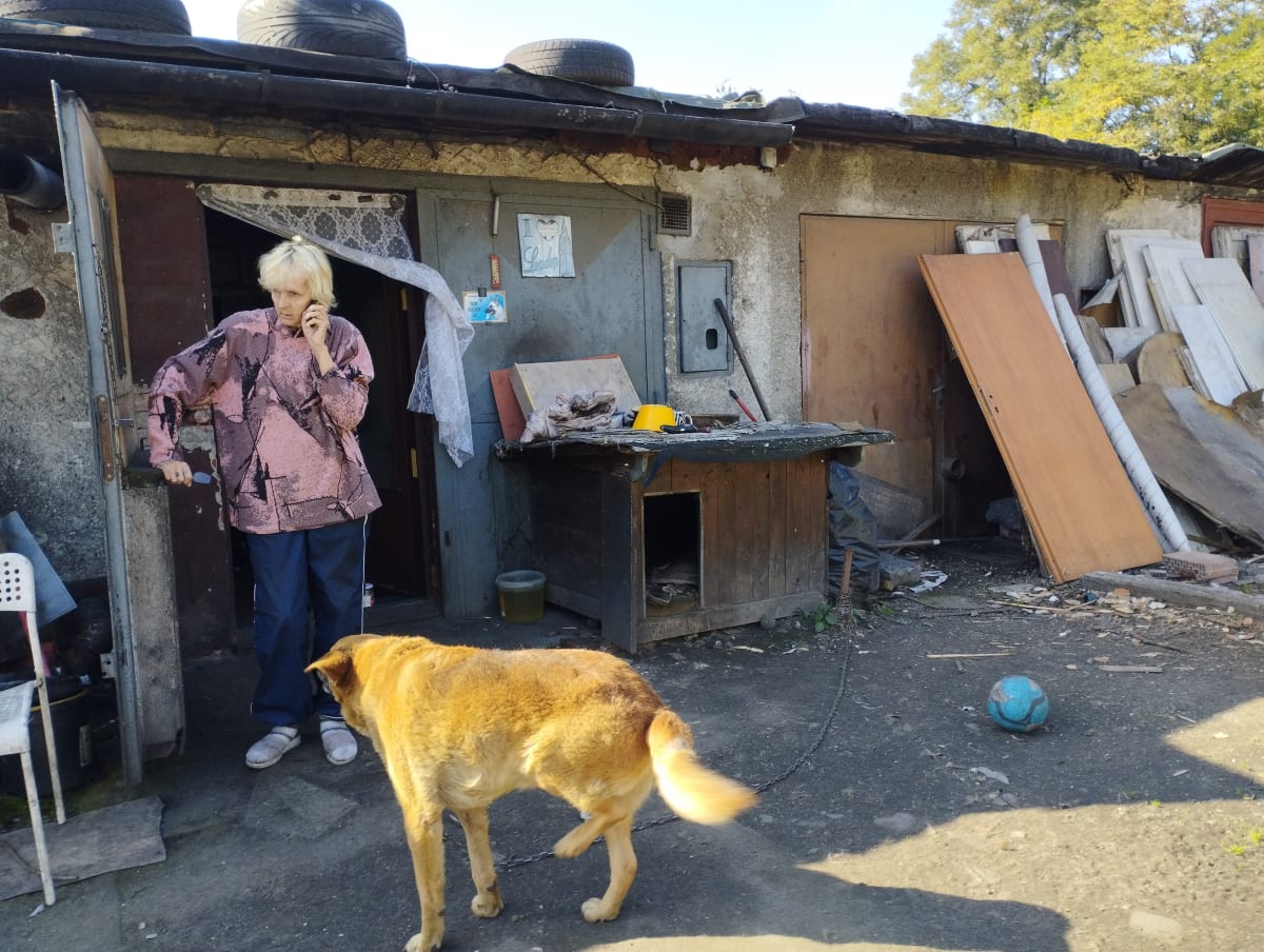 V garážovém slumu v Ostravě. Dagmar Paláková se tady stará o 11 koček, psa a dvě andulky.