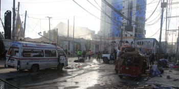 Masakr v Somálsku: Výbuchy bomb si vyžádaly 100 mrtvých, ulici zalila jejich krev