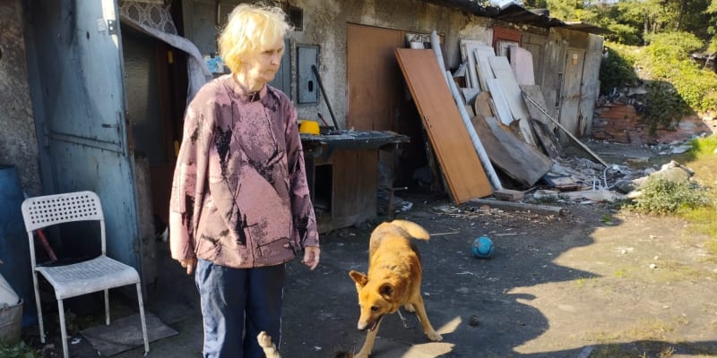 V garážovém slumu v Ostravě. Dagmar Paláková se tady stará o 11 koček, psa a dvě andulky.