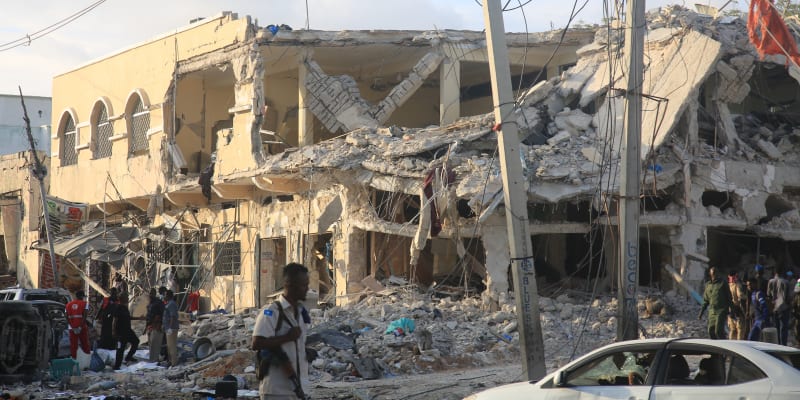 Sobotní výbuchy bomb v Somálsku podle prezidenta zabily nejméně 100 lidí. 