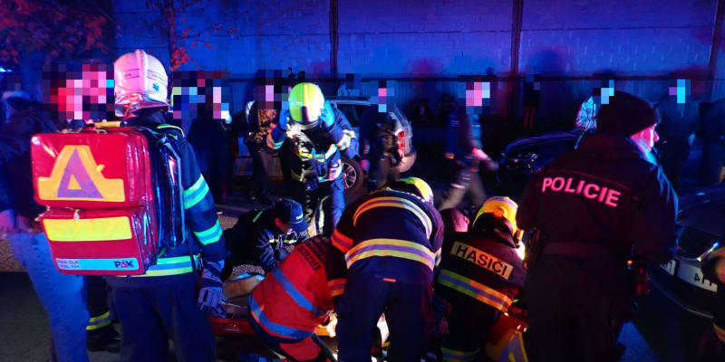 Na místě neštěstí zasahovaly také tři jednotky hasičů. 