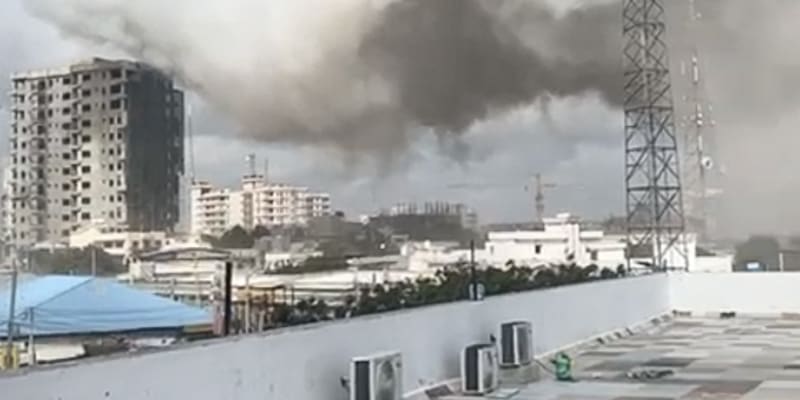 Sobotní výbuchy bomb v Somálsku podle prezidenta zabily nejméně 100 lidí.