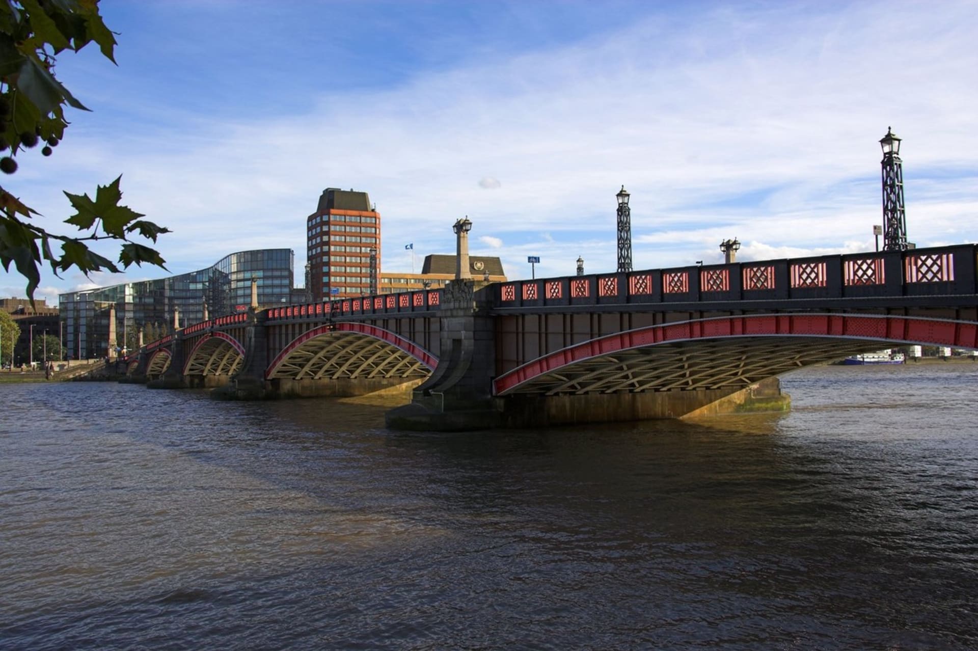 Lambeth Bridge slouží pro silniční a pěší dopravu přes řeku Temži v Londýně.  
