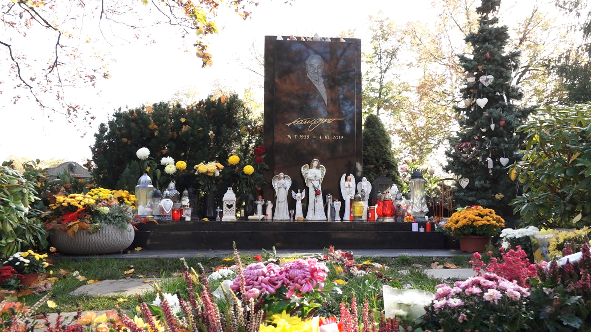 Hrob Karla Gotta je na Malvazinkách. 