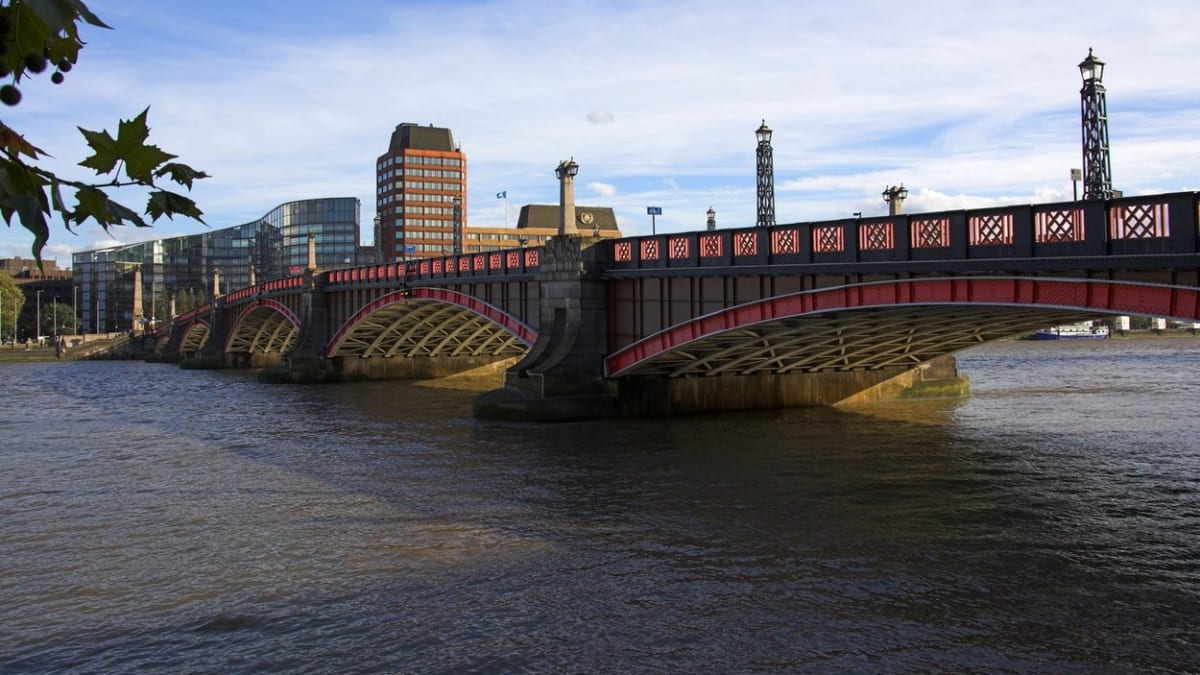 Lambeth Bridge slouží pro silniční a pěší dopravu přes řeku Temži v Londýně.  