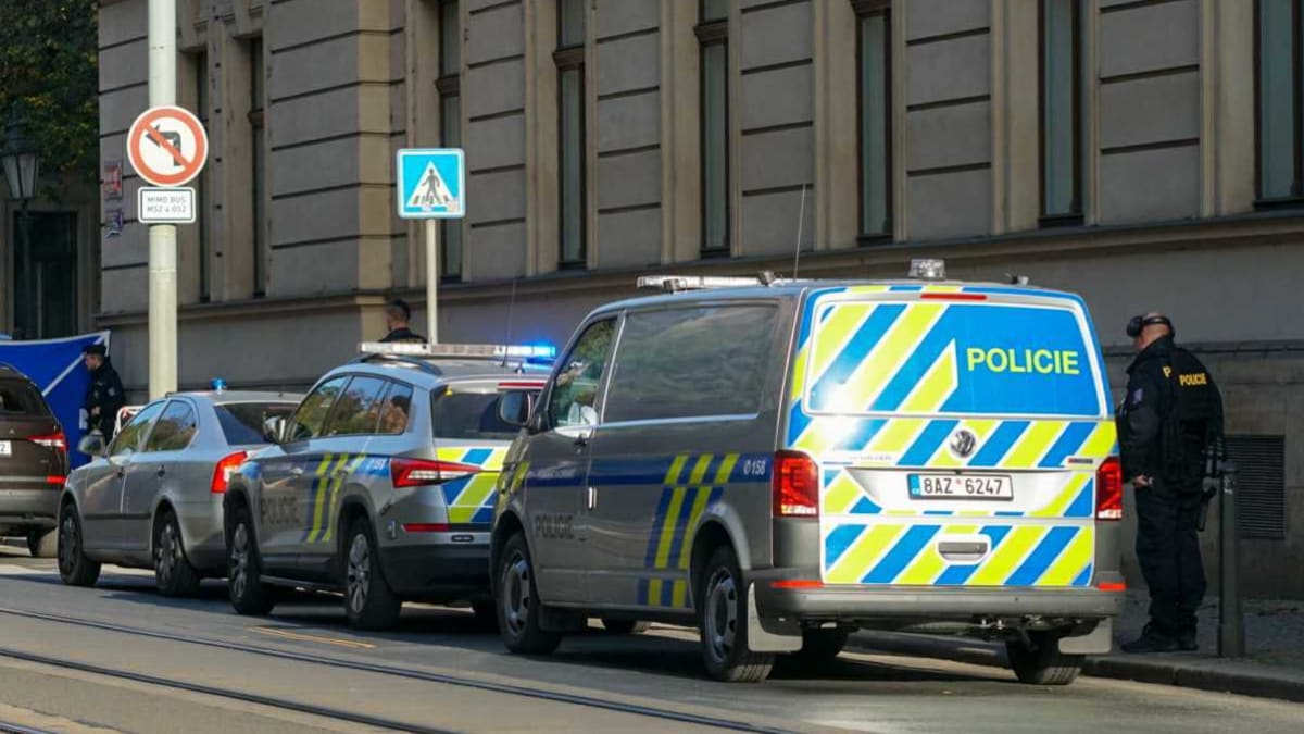 Policejní auto před Úřadem vlády