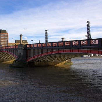 Lambeth Bridge slouží pro silniční a pěší dopravu přes řeku Temži v Londýně.  (Ilustrační foto)