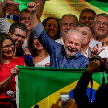 Staronový prezident Brazílie Lula (uprostřed v modré košili) těsně uspěl ve volbách.