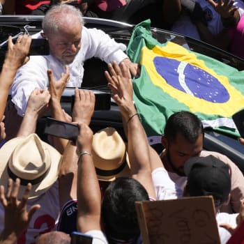 Příštím prezidentem Brazílie bude Luiz Inácio Lula da Silva. Levicový exprezident v nedělním druhém kole voleb těsně porazil současnou hlavu státu Jaira Bolsonara.