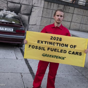 Greenpeace by auta se spalovacím motorem zakázali už v roce 2028.