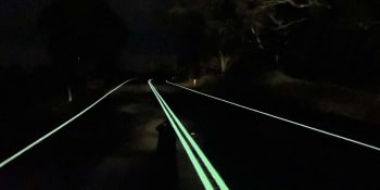 V Austrálii zavádějí svítící čáry. Revoluční vynález má zlepšil bezpečnost na silnicích