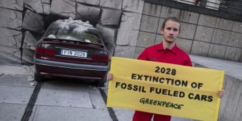 Konec spalovacích motorů v roce 2035 nestačí. Greenpeace chtějí zákaz mnohem dřív