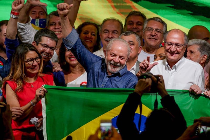 Staronový prezident Brazílie Lula (uprostřed v modré košili) těsně uspěl ve volbách.