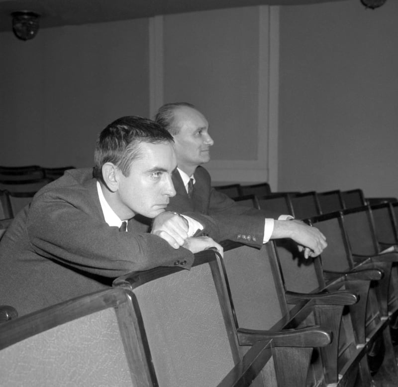 Václav Lohniský v době, kdy působil jako umělecký ředitel divadla S. K. Neumanna a americký dramatik Edward Albee sledují zkoušku hry Kdopak by se Kafky bál. Snímek byl pořízen v prosinci roku 1963. 