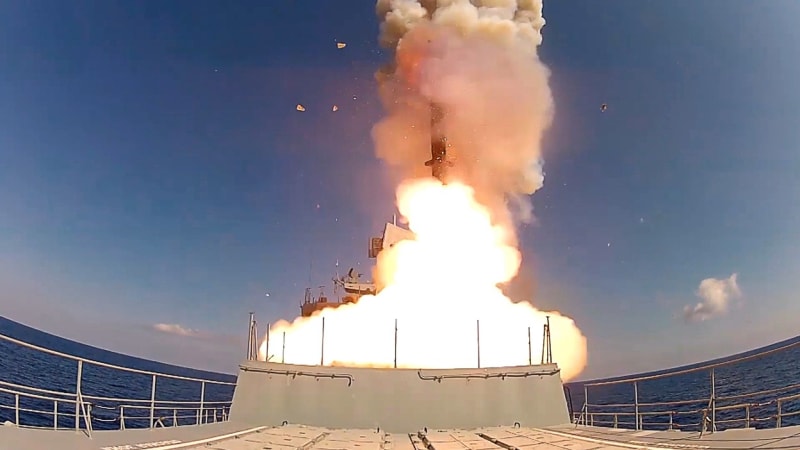 Ruská válečná loď odpaluje střelu Kalibr