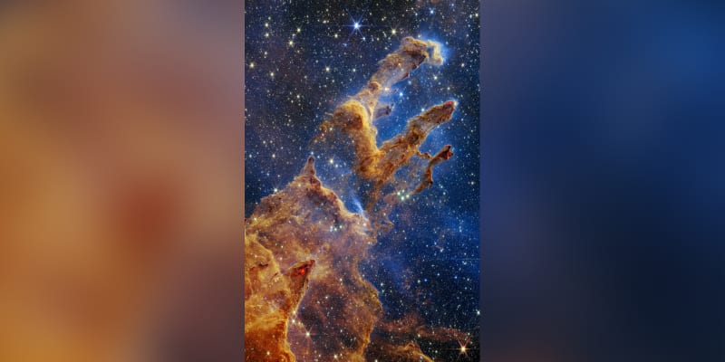 Pilíře stvoření jsou na prvním snímku vesmírného dalekohledu NASA Jamese Webba v blízkém infračerveném světle vyvedeny v kaleidoskopu barev. 