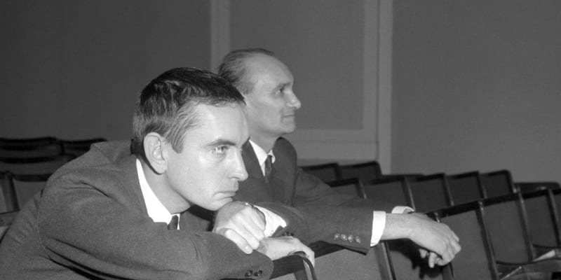 Václav Lohniský v době, kdy působil jako umělecký ředitel divadla S. K. Neumanna a americký dramatik Edward Albee sledují zkoušku hry Kdopak by se Kafky bál. Snímek byl pořízen v prosinci roku 1963. 