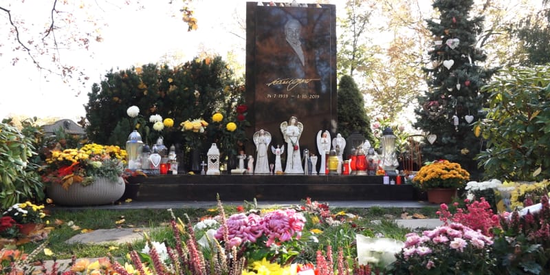 Hrob Karla Gotta je na Malvazinkách. 