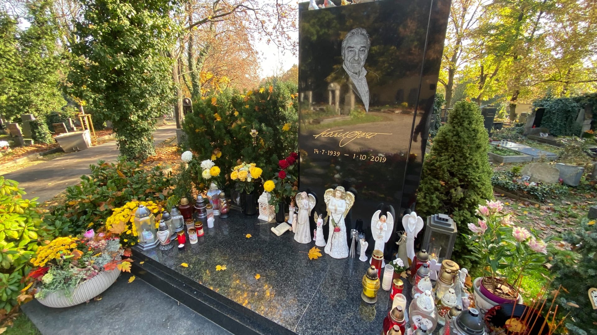 Hrob Karla Gotta na Malvazinkách. 