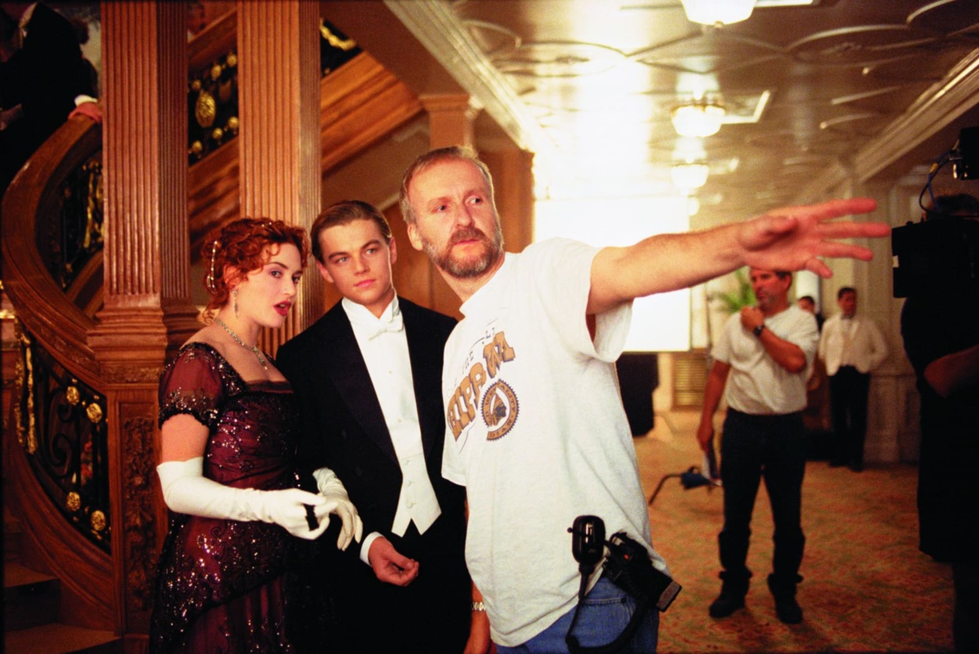 Kate Winslet jako Rose a Leonardo DiCaprio jako Jack s režisérem Jamesem Cameronem při natáčení snímku Titanic