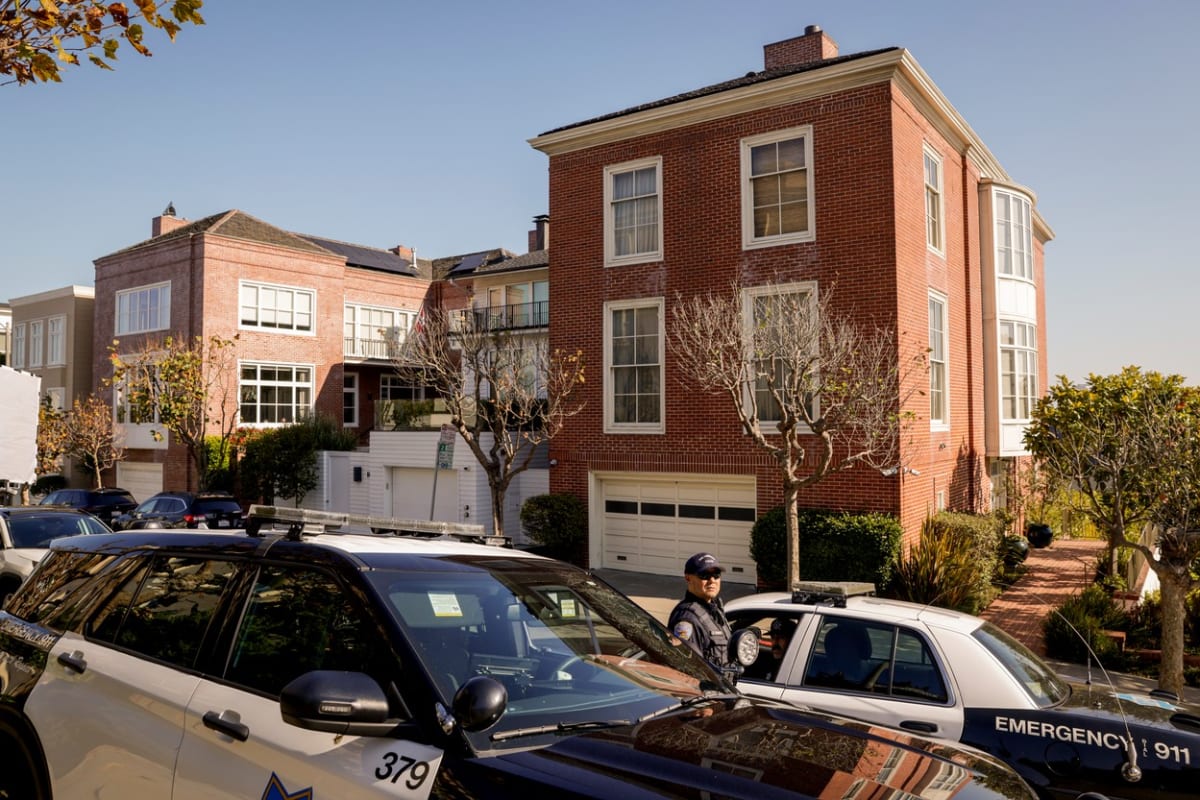 Dům Pelosiových v San Franciscu, kde útočník kladivem napadl manžela americké političky.