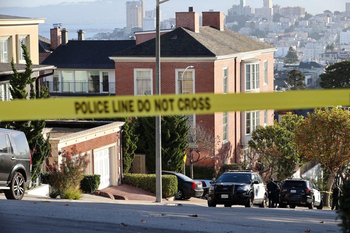 Dům Pelosiových v San Franciscu, kde útočník kladivem napadl manžela americké političky.