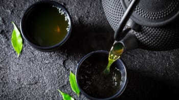 Černý a zelený čaj jsou ze stejné rostliny. Je mezi nimi jeden zásadní rozdíl 