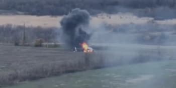 Ničíme škodlivé mouchy. Ukrajinci sestřelili další ruský vrtulník, ukazují záběry