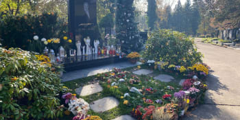 Gottův hrob zaplavily květiny, svíce a andělíčci. Fanoušci se na Dušičky klaní legendě