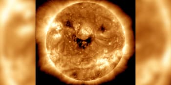 Vědci z NASA zachytili usměvavé Slunce: Je jako halloweenská dýně či Lékořičáček