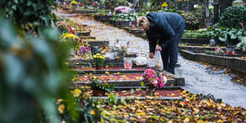 Lidský hyenismus: Žena kradla květiny z hrobu hokejové legendy, případů před Dušičkami přibývá