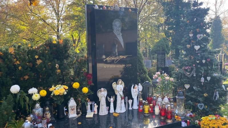 Hrob Karla Gotta na Malvazinkách. 